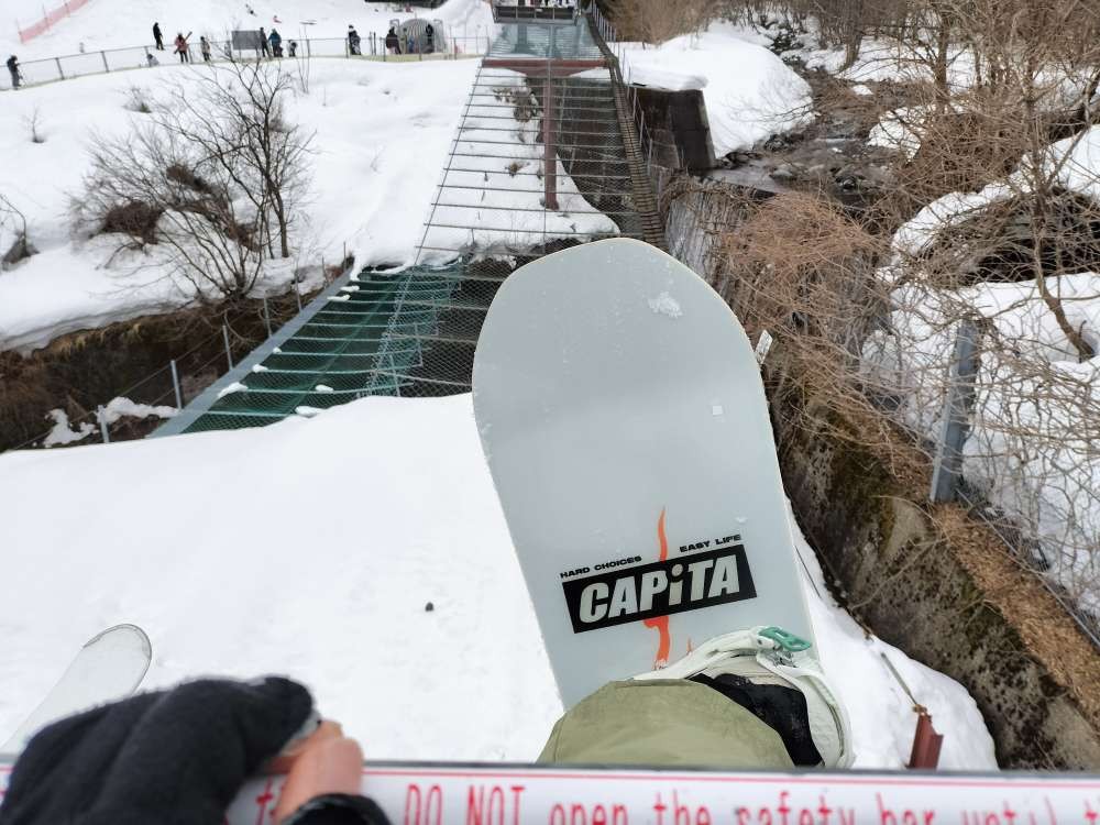 キャピタインドアサバイバルをリフトに乗りながら映した写真