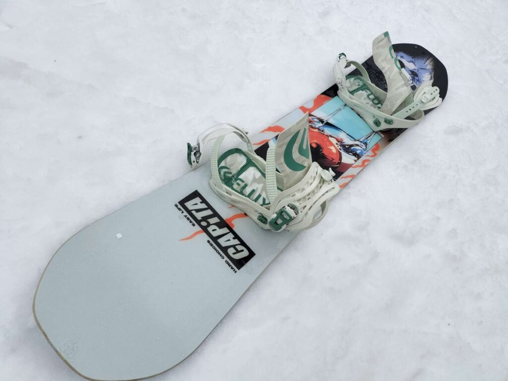 キャピタインドアサバイバルのバインディングを取り付けたボード全体の写真