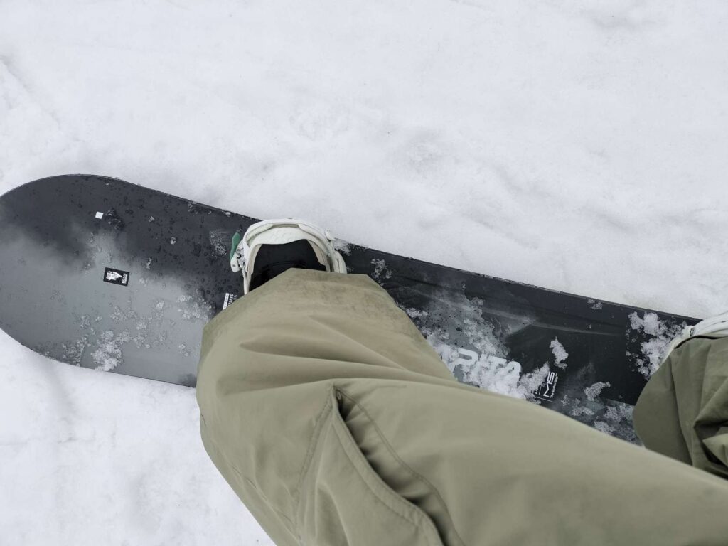 CAPiTA MEGA MERCURY（メガマーキュリー）を履いて試乗する写真