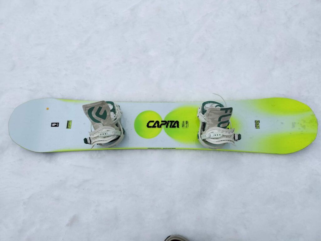 CAPiTA MERCURY(マーキュリー)のバインディングを取り付けたボード全体の写真