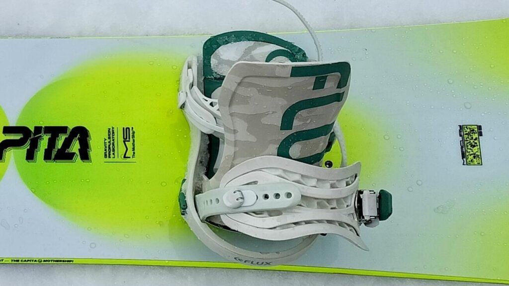 CAPiTA MERCURY(マーキュリー)に合わせるバインディングとウエスト幅が分かる写真