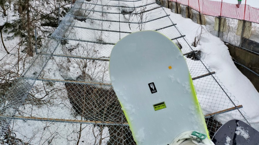 CAPiTA MERCURY(マーキュリー)をリフトに乗りながら映した写真