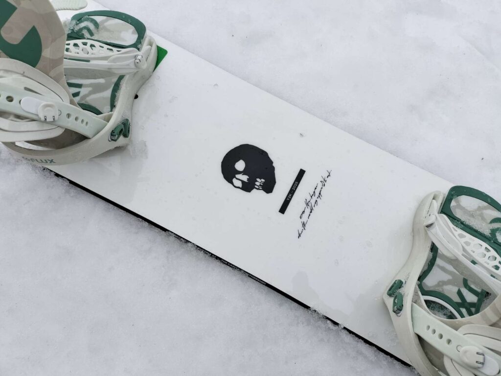 THE BLACK SNOWBOARD OF DEATH（ザブラックスノーボードオブデス）のロゴ、ドクロマークの写真