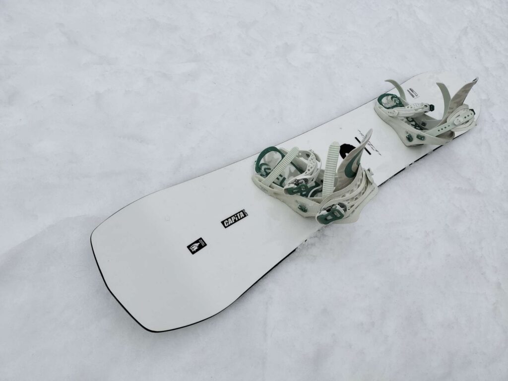 THE BLACK SNOWBOARD OF DEATH（ザブラックスノーボードオブデス）のバインディングを取り付けたボード全体の写真