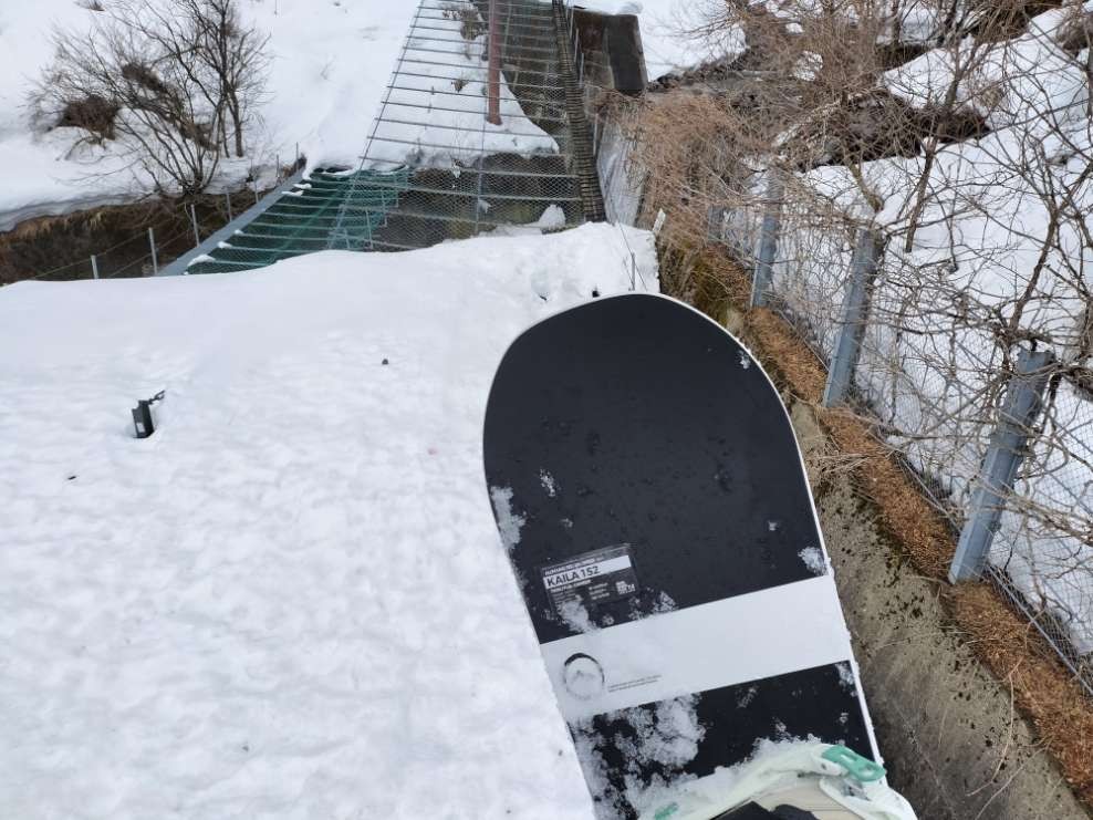 NOVEMBER KAILAのノーズをリフトに乗りながら映した写真