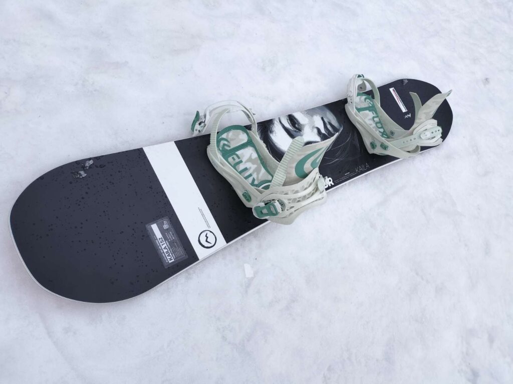 NOVEMBER KAILAのバインディングを取り付けたボード全体の写真