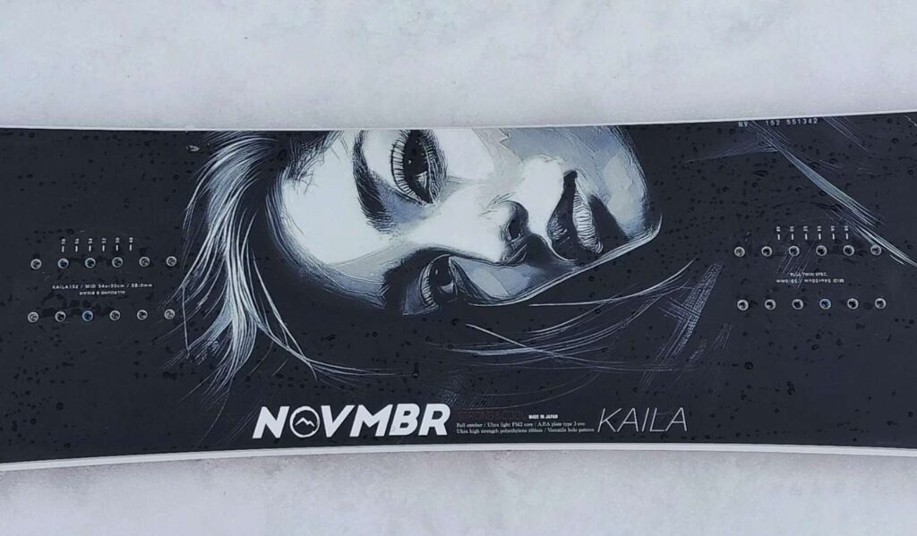 NOVEMBER KAILAのボードのグラフィックを映した写真