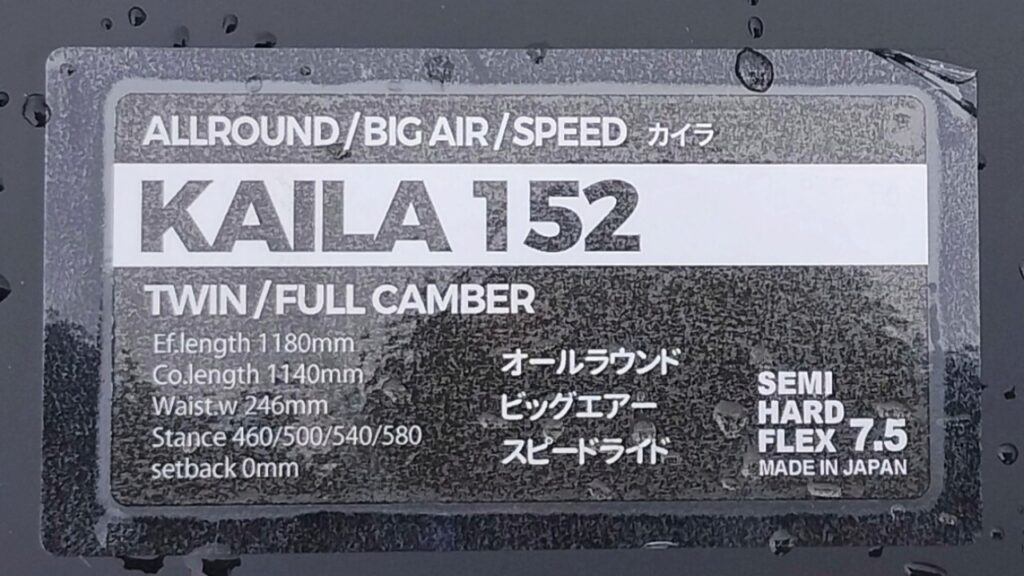 NOVEMBER KAILAのボードに貼られたスペック表サイズ表記の写真