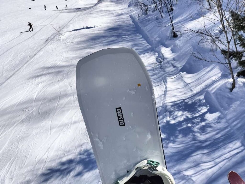 CAPiTA MEGA DEATH（キャピタメガデス）のリフトに乗りながらノーズを映した写真