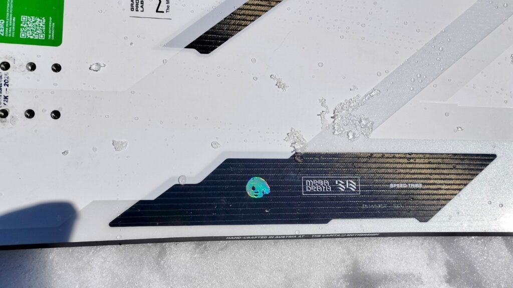 CAPiTA MEGA DEATH（キャピタメガデス）のカーボン素材が分かる写真