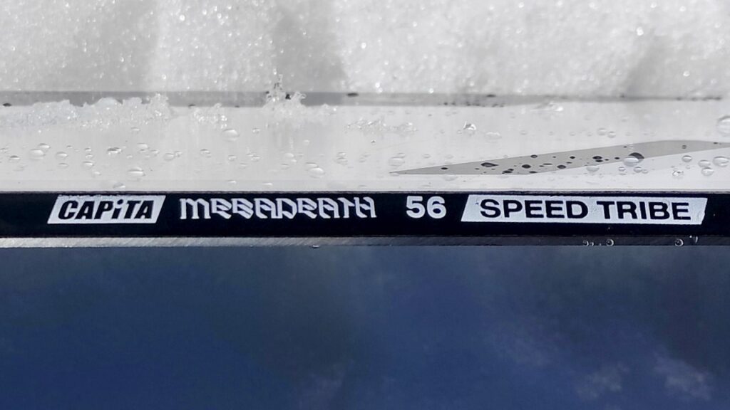 CAPiTA MEGA DEATH（キャピタメガデス）のサイドウォールに記載されたサイズ表記の写真