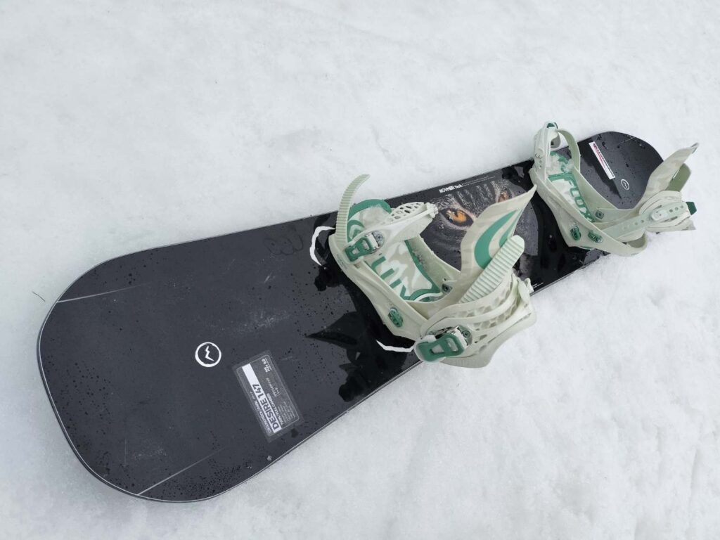 NOVEMBER DESIRE（ノベンバーデザイア）のビンディングを取り付けたボード全体の写真