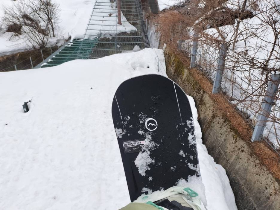 リフトに乗りながら撮影したNOVEMBER DESIRE W（ノベンバーデザイアダブル）のボードの写真