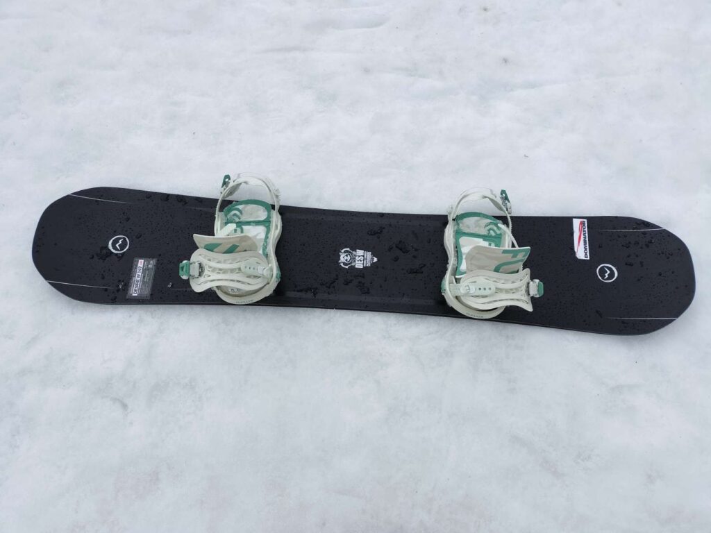 NOVEMBER DESIRE W（ノベンバーデザイアダブル）のバインディングを取り付けたボード全体の写真