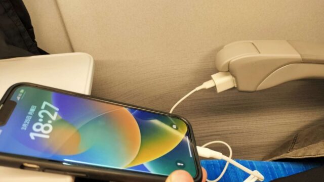 新幹線のコンセントでスマホを充電する方法の画像