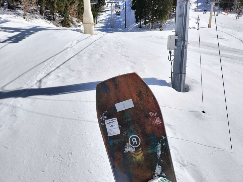 リフトに乗りながら撮影したしたRIDE MTNPIG（マウンテンピグ）のノーズの写真