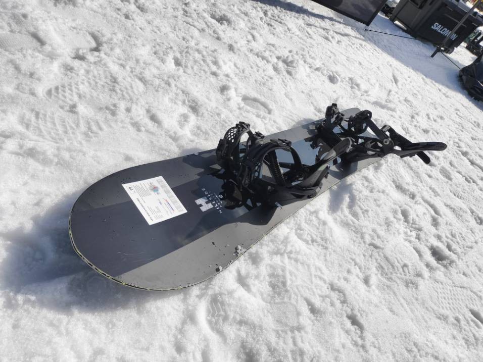 SALOMONのパウダーボードWOLLE NYVELT FISHのボード全体の写真