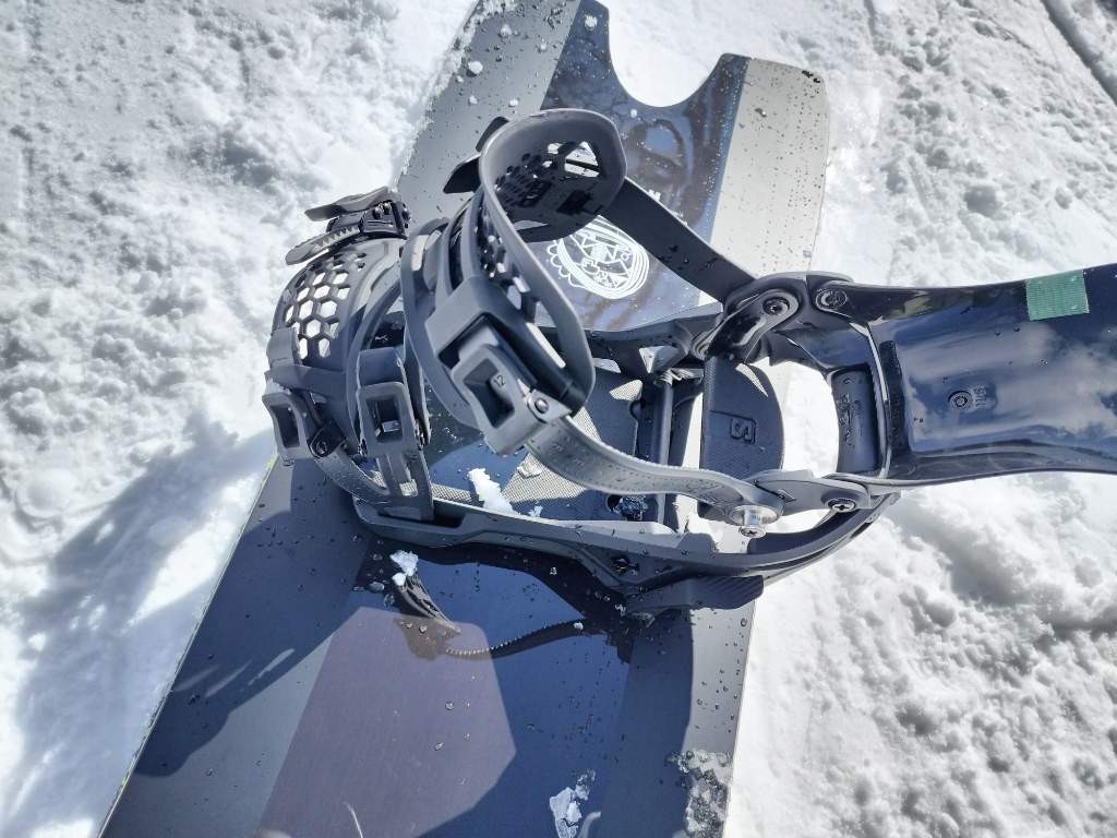 SALOMONのパウダーボードWOLLE NYVELT FISHに試乗したSALOMONスーパーマチックのバインディング写真