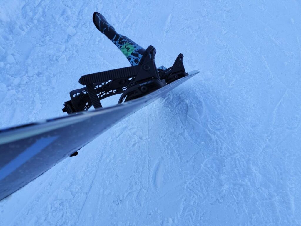 SALOMON JETSTREAM（ジェットストリーム）のキャンバー形状を横から見たボード全体の写真