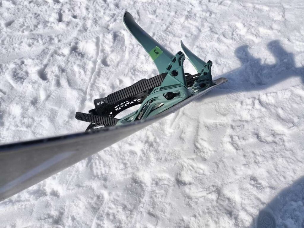 FASTLANE（ファストレーン）のキャンバー形状を横から見たボード全体の写真