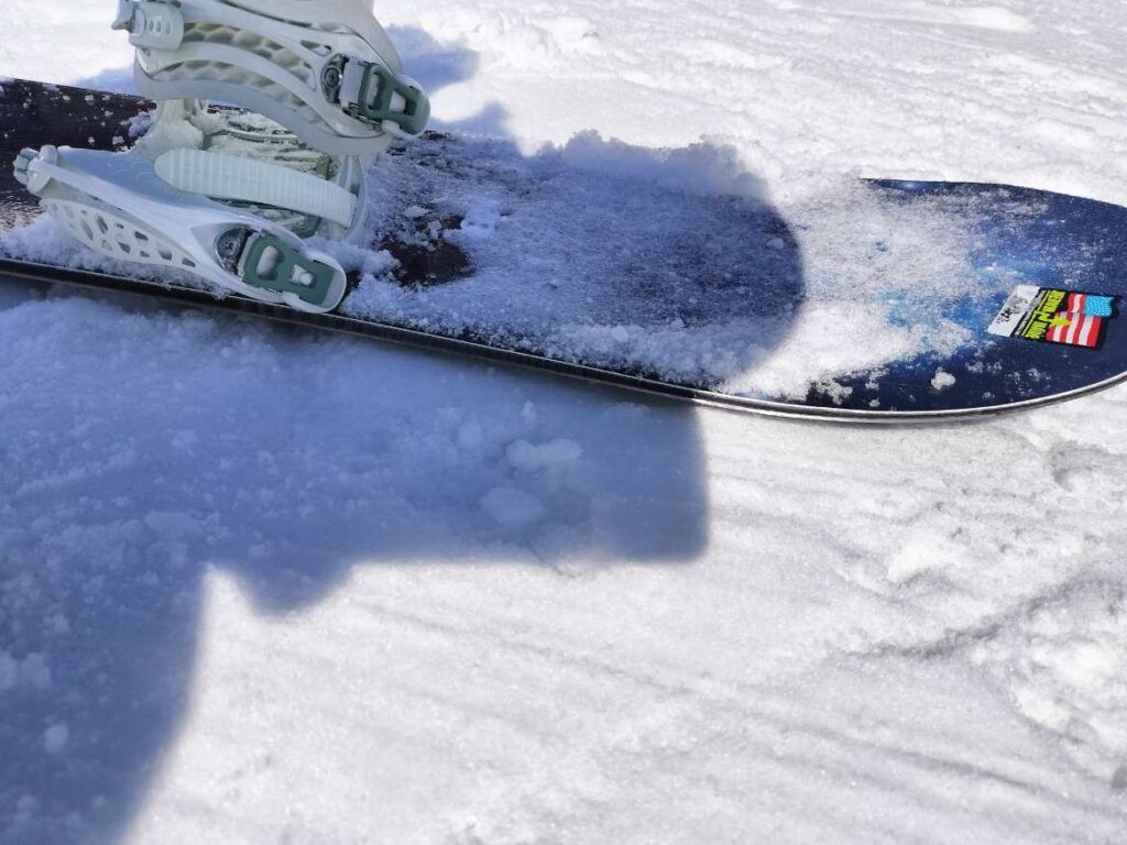 LIB TECH GOLDEN ORCA(リブテックボールデンオルカ)のノーズ側の接雪を見た写真