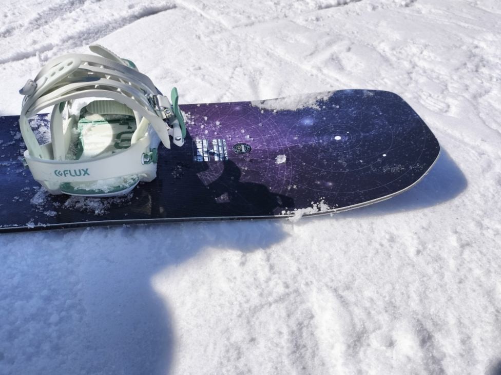 LIB TECH GOLDEN ORCA(リブテックボールデンオルカ)のテール側の接雪を確認した写真