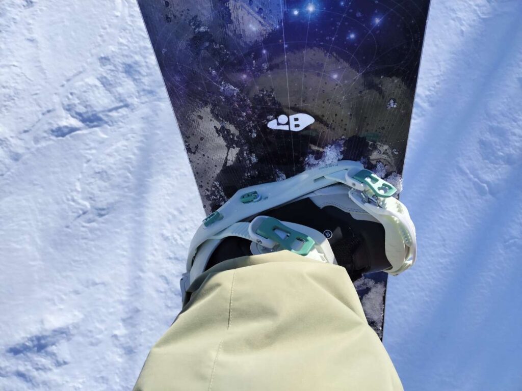 LIB TECH GOLDEN ORCA(リブテックボールデンオルカ)のリフトに乗りながら撮影したウエスト幅の写真