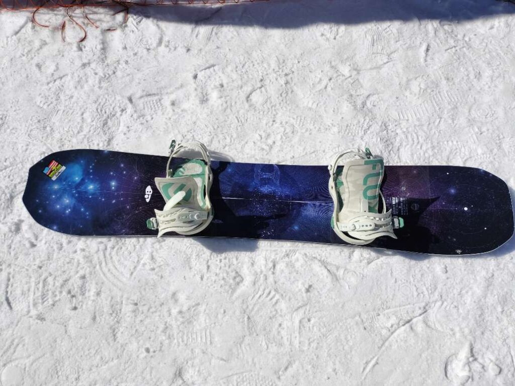 LIB TECH GOLDEN ORCA(リブテックボールデンオルカ)のバインディングを取り付けたボード全体の写真