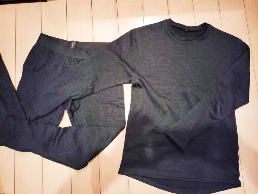 ワークマンサーモマックスのタイツと上下セットの写真