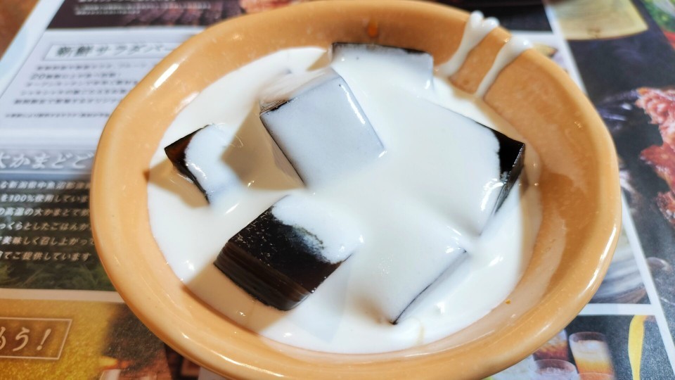 ブロンコビリーサラダバーのコーヒーゼリーを盛り付けてクリームがかかった写真