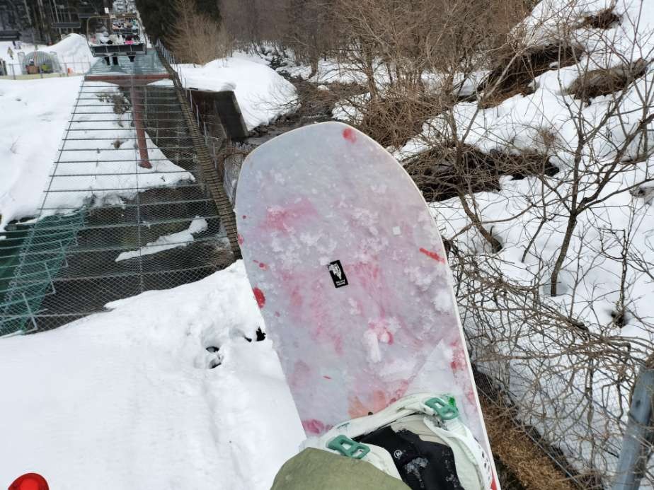 リフトに乗りながら撮影した【CAPiTA】SB POWDER TWIN（スプリングブレイク パウダーツイン)のボードのノーズの写真