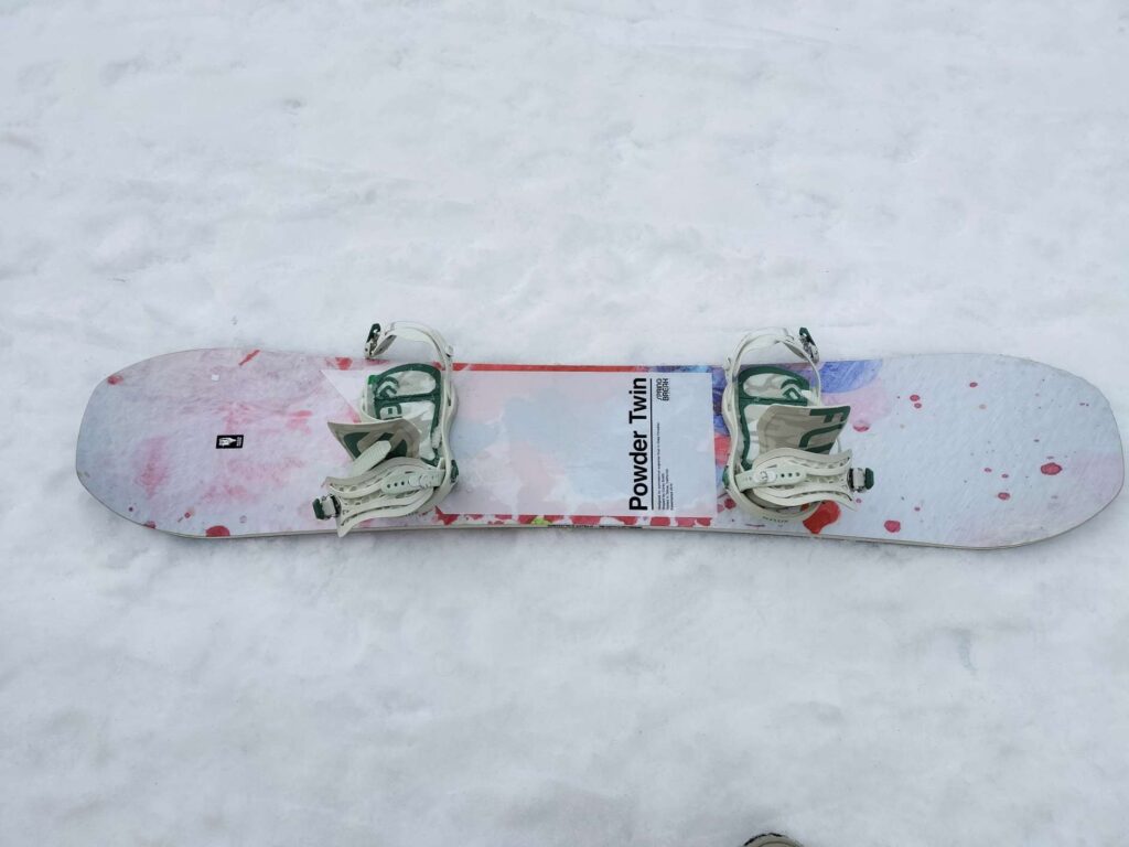 【CAPiTA】SB POWDER TWIN（スプリングブレイク パウダーツイン)のバインディングを取り付けたボード全体の写真