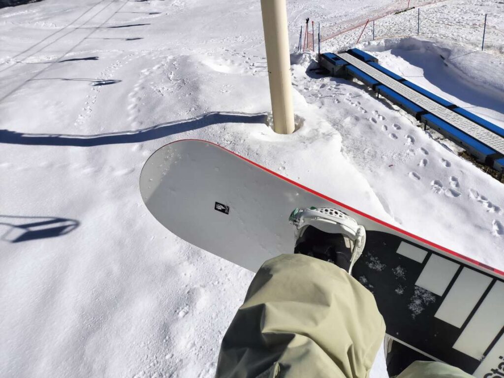 リフトに乗りながら撮影したCAPiTA】SB STAIRMASTER（スプリングブレイク ステアマスター)のボードの写真