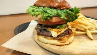 めいほうスキーのベースカフェのベーコンアボガドバーハンバーガーの写真