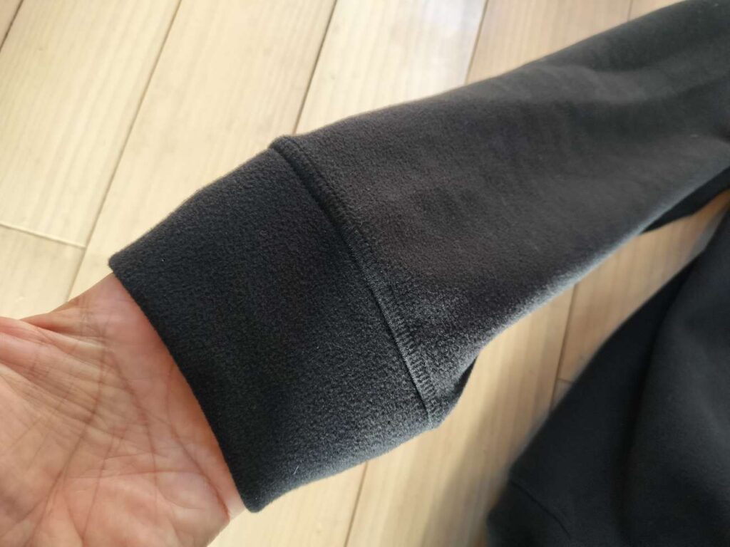 ワークマン「リカバリーウエアフリース」の袖周りと質感の画像
