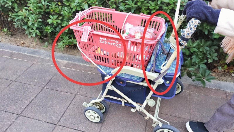 紐でカゴを縛った祖母のシルバーカー画像