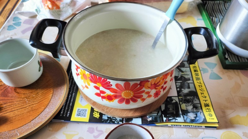 祖母が手作りしてくれた甘酒とレトロなデザインの鍋