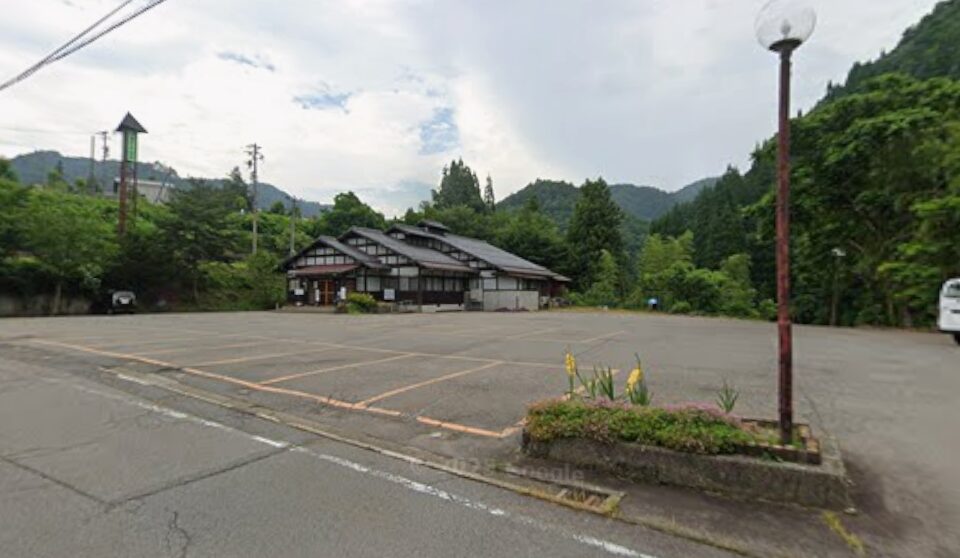 湯の平温泉の外観と駐車場