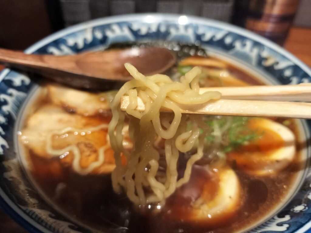 麺屋しらかわ中華そば 味玉シングルの麺の写真