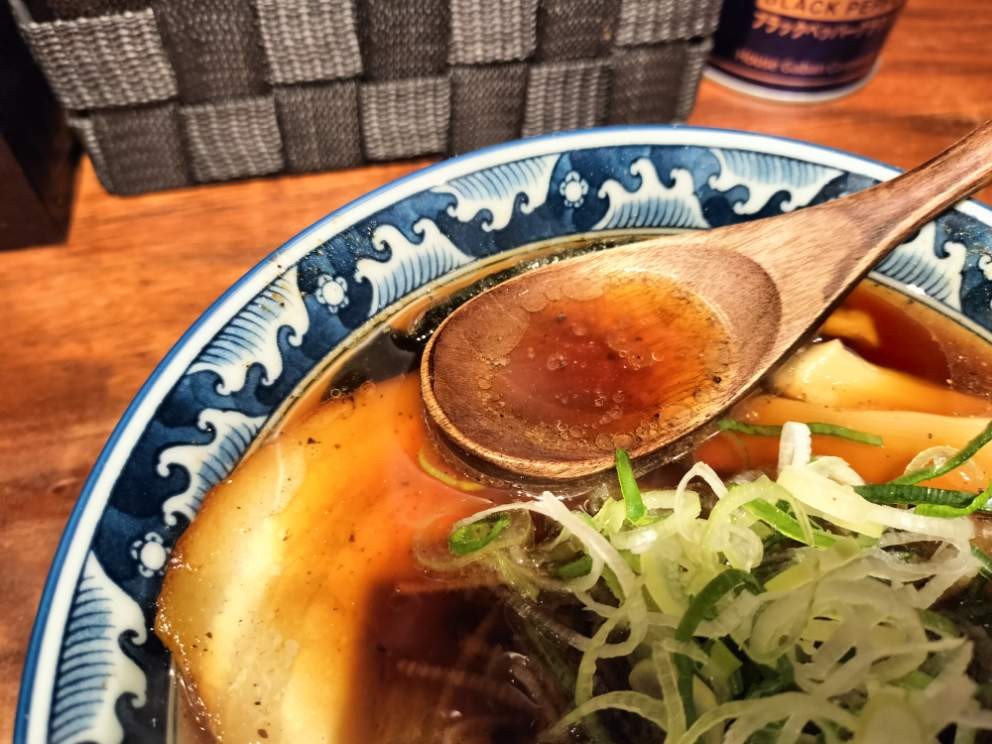 麺屋しらかわ中華そば 味玉シングルのスープの写真