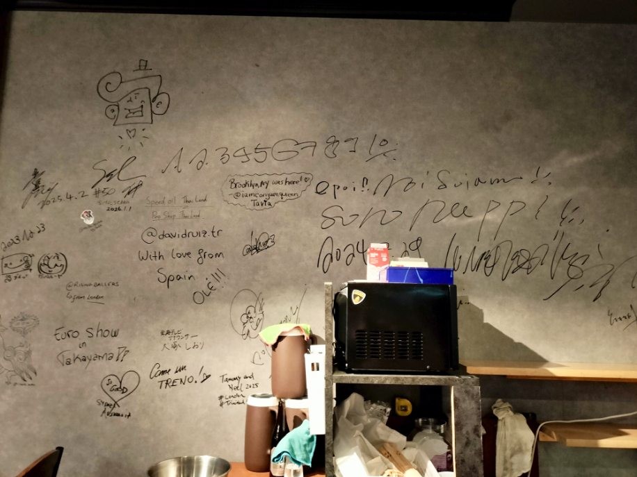 高山ラーメン麵屋しらかわ別邸の店内サインの写真