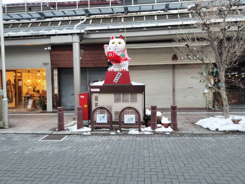 高山 本町通り 招き猫 雪景色