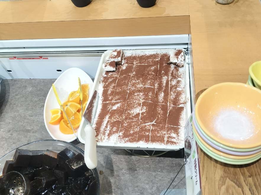 ブロンコビリーのサラダバーにあるティラミスの写真