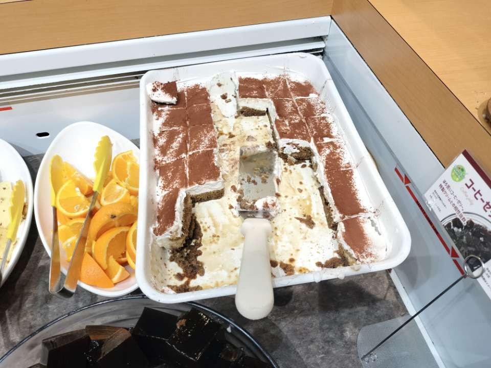 ブロンコビリーのサラダバーにあるティラミスの写真