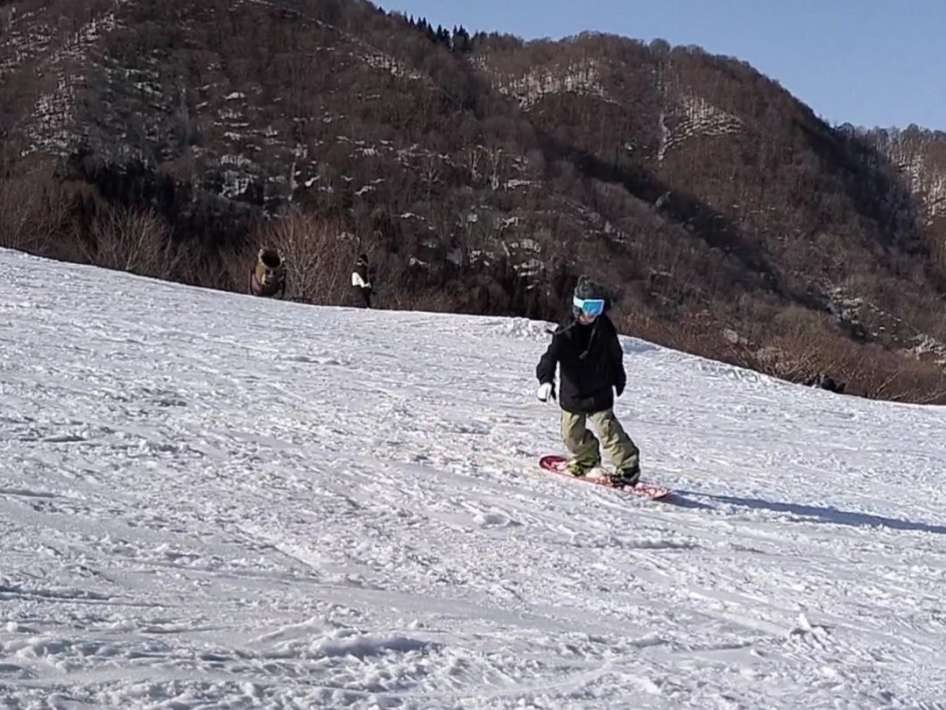 スノーボード3点セットの初心者の滑りの写真