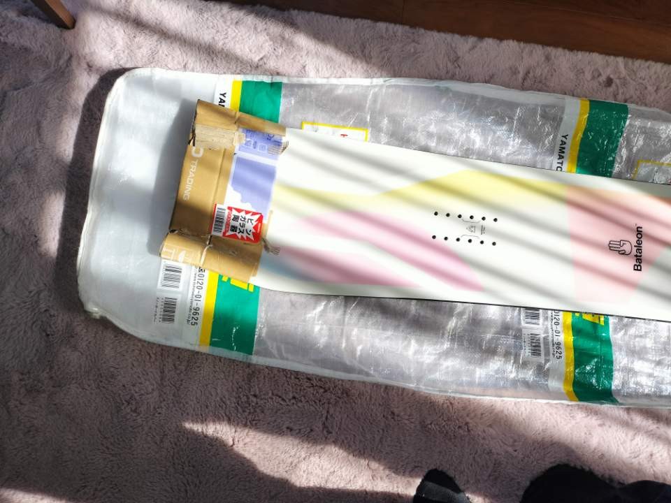 メルカリで購入した中古ボードBataleon「Push Up」が届いた時の写真