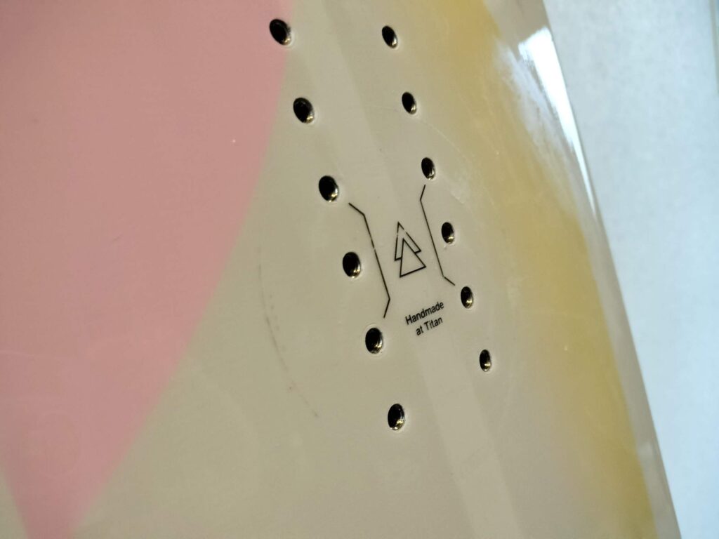 メルカリで購入した中古ボードBataleon「Push Up」のインサートホール付近の写真