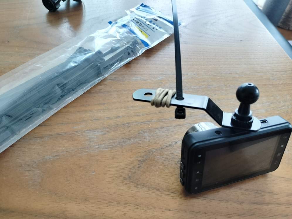 自作したステーを準備したドラレコの写真
