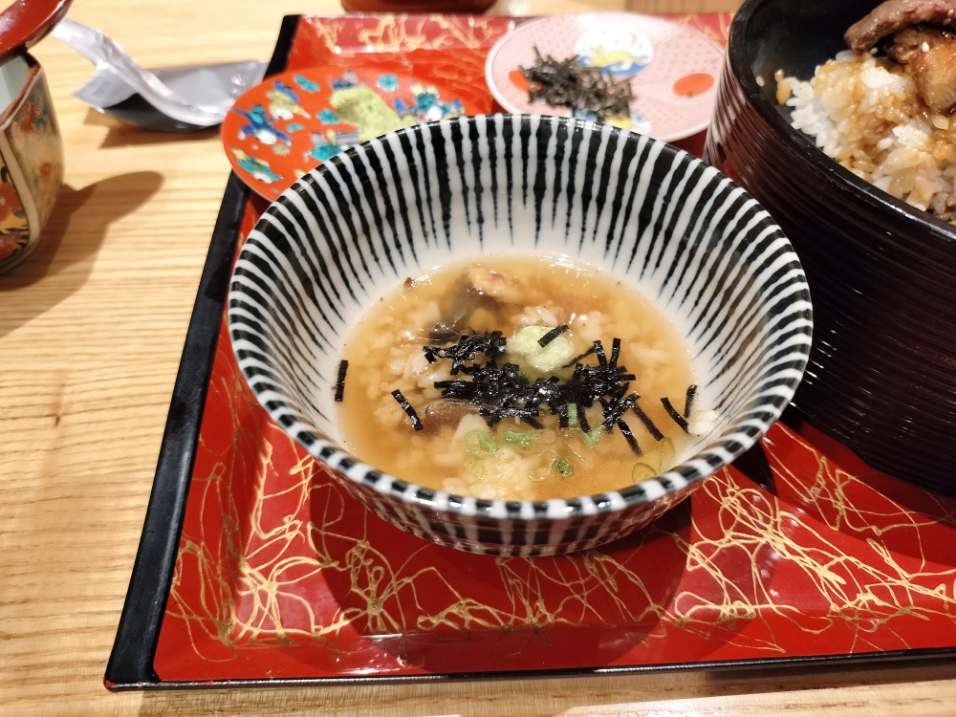 昼だけうなぎ屋のひつまぶしのだし汁で食べる写真