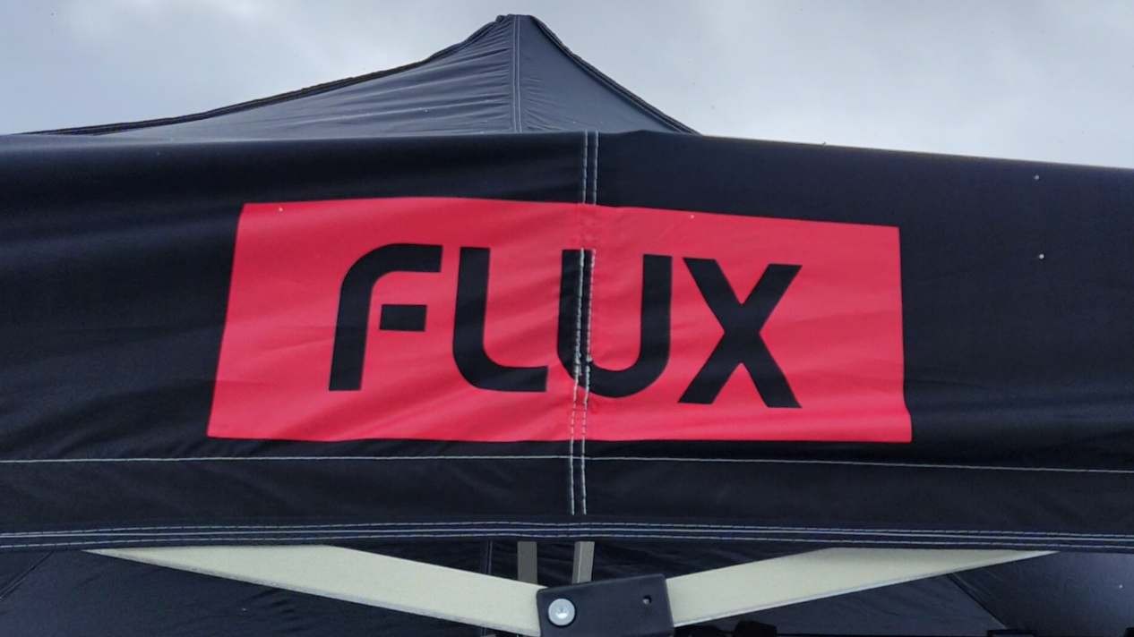 FLUXのメーカーロゴ写真